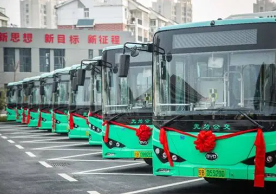 助力城鄉(xiāng)公交綠色升級(jí)，比亞迪純電動(dòng)公交車批量交付安徽無為