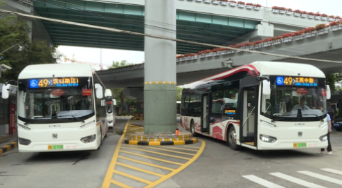紫外線消毒，車門(mén)防夾……上海黃浦49路公交車多項(xiàng)高科技加持