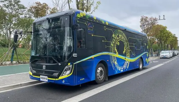 探訪上海智能網(wǎng)聯(lián)公交車：開了半小時，司機幾乎沒碰方向盤