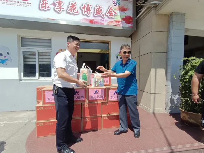 東風(fēng)德納車(chē)橋開(kāi)展“關(guān)愛(ài)駕駛員 慰問(wèn)送一線(xiàn)”活動(dòng)，致敬烈日下最美“城市擺渡人”(圖4)