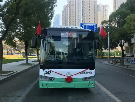 “小塊頭，大能量” 武漢街頭上新“漢產(chǎn)”純電動(dòng)公交車(chē)(圖1)