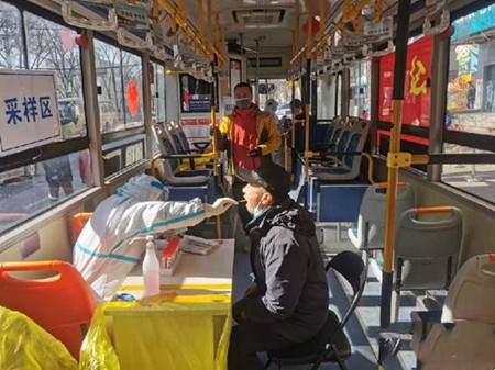 便民！沈陽公交車變身移動“核酸檢測點”助力疫情防控(圖1)