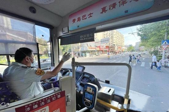 公交集團(tuán)180條線路對(duì)接地鐵！青島巴士賦能暖行讓出行更美好(圖1)